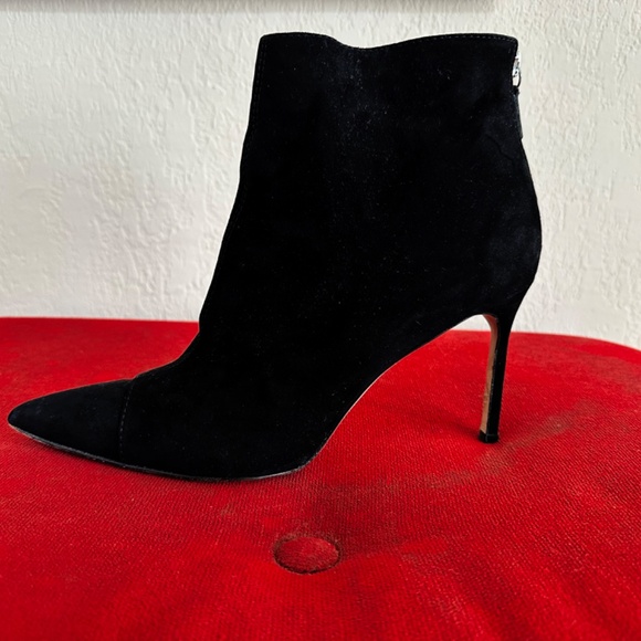 Manolo Blahnik Suede Ankle Boots. - Picture 2 of 9